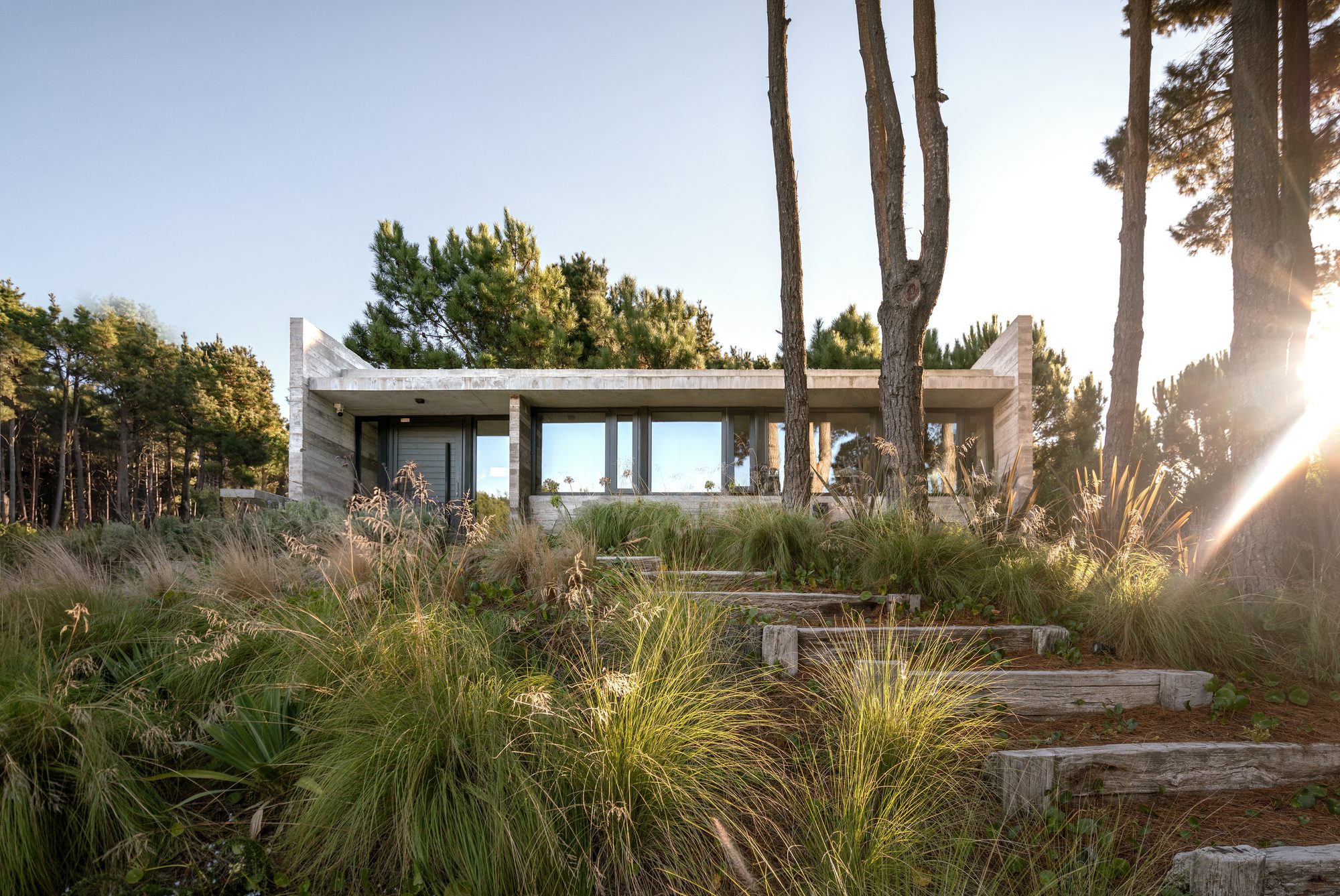 Casa Bruma, vivienda en Deportiva, Costa Esmeralda — CORNER Arquitectura