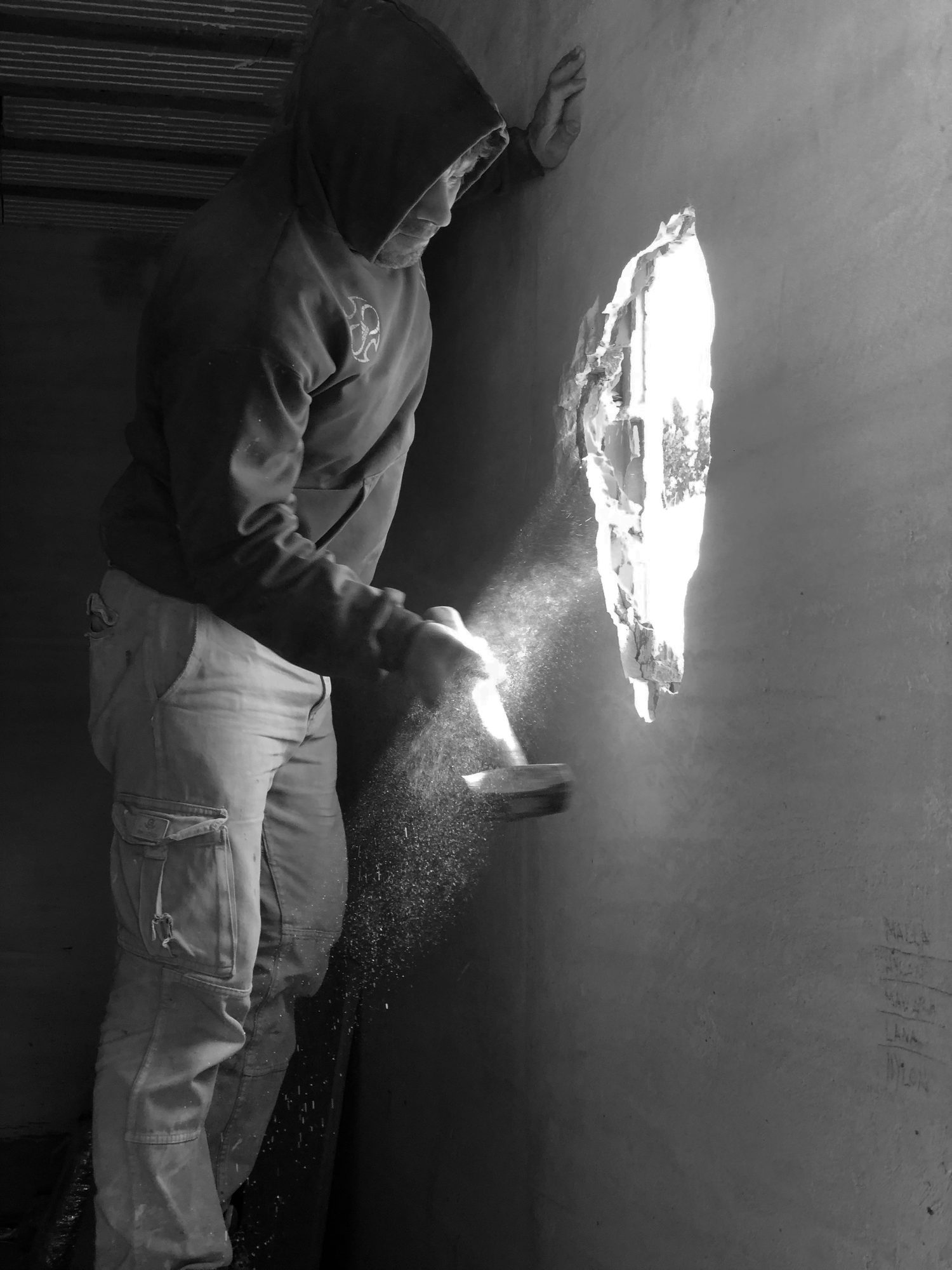 Aplicación de revoque a la llana sobre un muro, durante la obra — CORNER Arquitectura