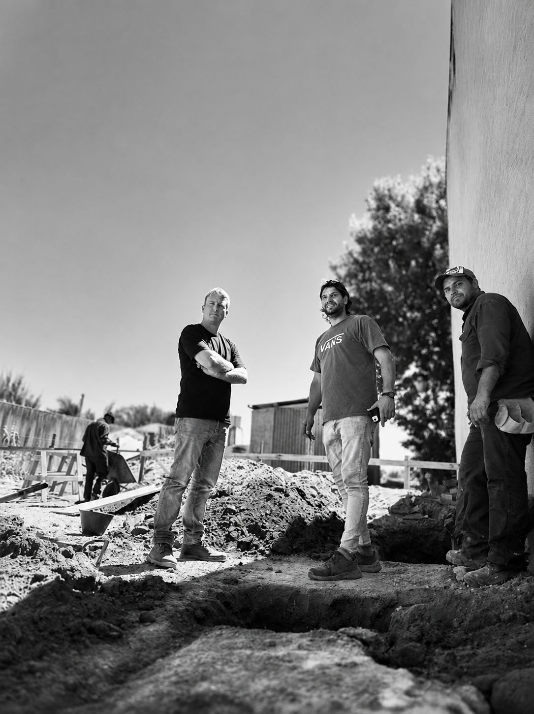 Visita de obra sobre el terreno movido, antes de empezar a construir — CORNER Arquitectura
